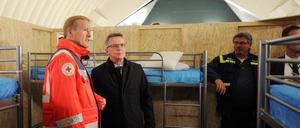 Bundesinnenminister Thomas de Maizière, hier beim Besuch im Kurzzeitlager für Flüchtlinge in Erding, will Flüchtlinge aus Afghanistan vermehrt zurückschicken.