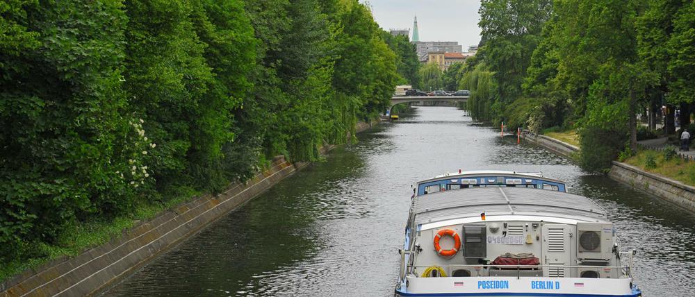 Der Landwehrkanal muss an seinen Ufern instandgesetzt werden. Für Schiffe ist er damit bis Ende März 2016 tabu.