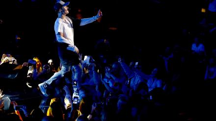 „Es war eine harte Woche für mich. Lange Tage, kein Schlaf“, erklärte Justin Bieber seinen gereizten Auftritt. 