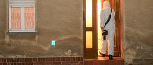 Ein Beamter der Spurensicherung des LKA geht ins Haus des mutmaßlichen Entführers und Mörders von Mohamed.