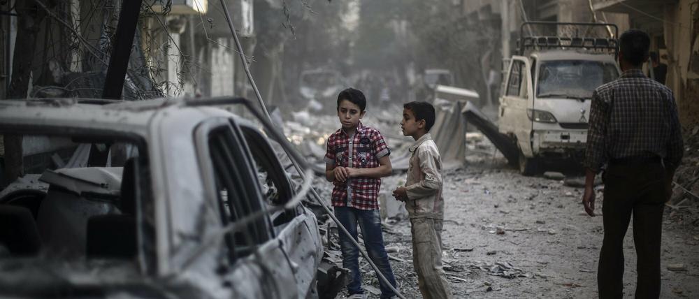 Kinder im syrischen Douma. Der Vorort von Damaskus wird von Rebellen gehalten und ist immer wieder Luftangriffen der Regierungstruppen ausgesetzt.