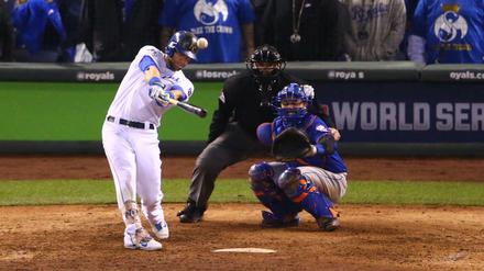 Alex Gordon gelingt mit diesem Schwung der Homerun zum 4:4-Ausgleich im neunten Inning für die Royals, die sich anschließend in der Verlängerung durchsetzten.