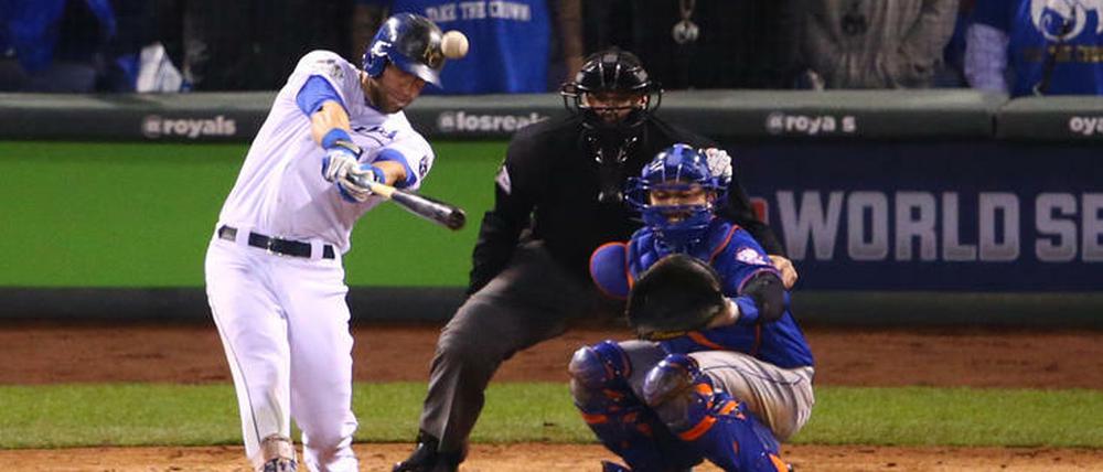 Alex Gordon gelingt mit diesem Schwung der Homerun zum 4:4-Ausgleich im neunten Inning für die Royals, die sich anschließend in der Verlängerung durchsetzten.
