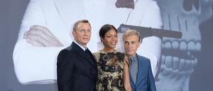 Große Leinwand für die Stars: Die Schauspieler Daniel Craig (l-r), Naomie Harris und Christoph Waltz bei der Premiere des 007-Streifens am Potsdamer Platz.
