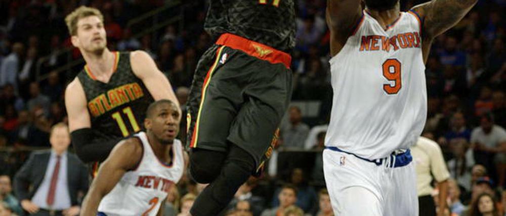 Dennis Schröder auf dem Weg zum Korb. In New York erzielte der Deutsche 13 Punkte für seine Atlanta Hawks.