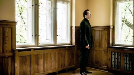Den Blick in die Natur gerichtet: Andris Nelsons