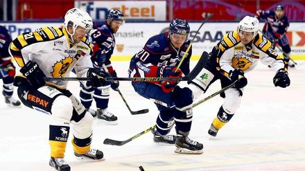 Im Anflug auf Berlin. Skelleftea-Altstar Jimmie Ericsson (links, im Liga-Spiel gegen Linköping).