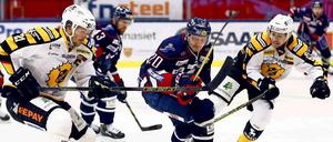 Im Anflug auf Berlin. Skelleftea-Altstar Jimmie Ericsson (links, im Liga-Spiel gegen Linköping).
