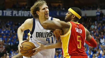 Dirk Nowitzki, 37, geht mit den Mavericks in seine 18. NBA-Saison. Es könnte eine harte für den Deutschen werden. 