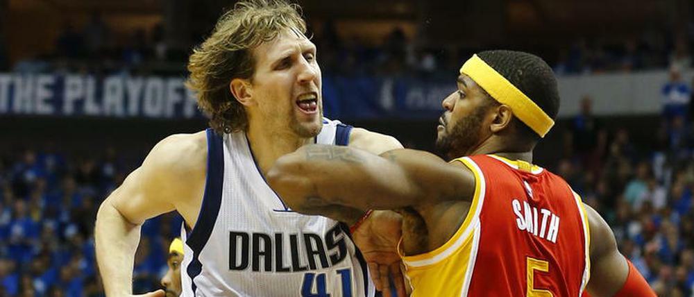 Dirk Nowitzki, 37, geht mit den Mavericks in seine 18. NBA-Saison. Es könnte eine harte für den Deutschen werden.