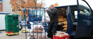 Helfer laden Lebensmittel aus einem Fahrzeug an der Notübernachtungsstelle der Berliner Stadtmission in der Nähe des Hauptbahnhofs in Berlin.