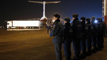 Männer vom russischen Katastrophenschutzministeriums bei der Ankunft der Leichen der Unglücksopfer am Flughafen von St. Petersburg. 