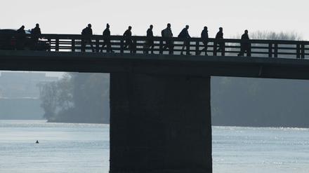Österreich verlangt ein "Ende der Einladungspolitik" für Flüchtlinge und mahnt Deutschland. 