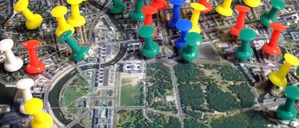 Lobbyisten nehmen das Regierungsviertel in die Zange. Die Linke fordert einen unabhängigen Transparenzbeauftragten und ein verbindliches Lobbyregister.