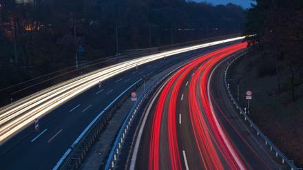 Die Autobahn A115 der Avus in Berlin wird zwischen Hüttenweg und Nikolassee für Sprengungen im Grunewald kurzzeitig gesperrt.