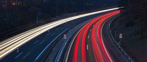 Die Autobahn A115 der Avus in Berlin wird zwischen Hüttenweg und Nikolassee für Sprengungen im Grunewald kurzzeitig gesperrt.