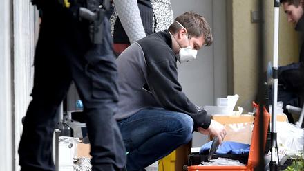 Experten der Polizei stellen Spuren im Wohnhaus des Angeklagten sicher.