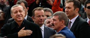 Der türkische Präsident Recep Tayyip Erdogan (links) bedankt sich am Wahltag bei seinen Unterstützern. 