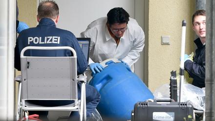 Sprengstoffexperten sicherten Ende April vor der Wohnung des Terrorverdächtigen Spuren. Am Mittwoch hat die Staatsanwaltschaft Anklage gegen den mutmaßlichen Islamisten erhoben. 