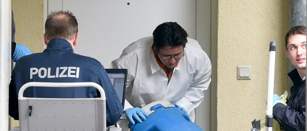 Sprengstoffexperten sicherten Ende April vor der Wohnung des Terrorverdächtigen Spuren. Am Mittwoch hat die Staatsanwaltschaft Anklage gegen den mutmaßlichen Islamisten erhoben. 