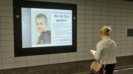 Die Suche nach Elias erreichte auch Berlin - hier wird im Bahnhof Friedrichstraße nach dem sechsjährigen Jungen aus Potsdam gesucht. 