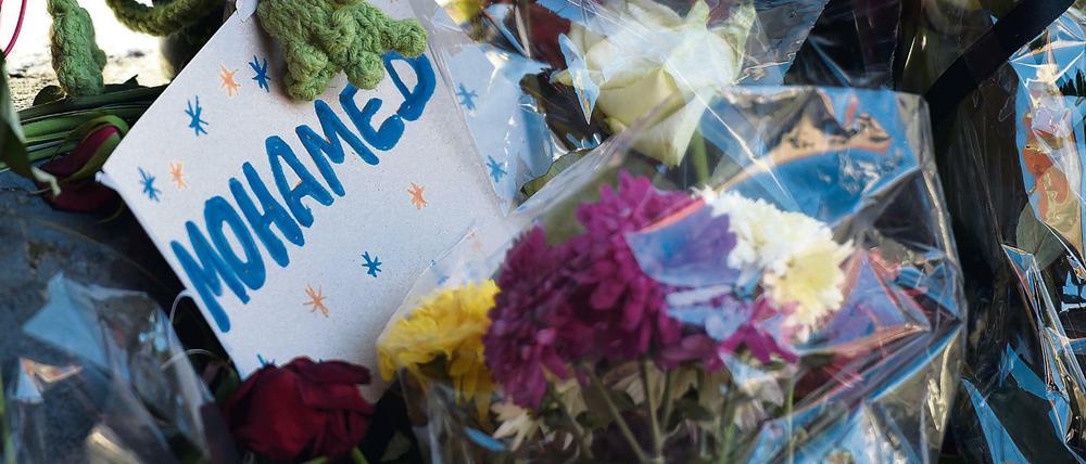Kerzen und Blumen erinnern an den getöteten Flüchtlingsjungen Mohamed an der Auffahrt zum Landesamt für Gesundheit und Soziales (Lageso) .