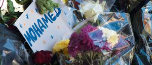 Kerzen und Blumen erinnern an den getöteten Flüchtlingsjungen Mohamed an der Auffahrt zum Landesamt für Gesundheit und Soziales (Lageso) .