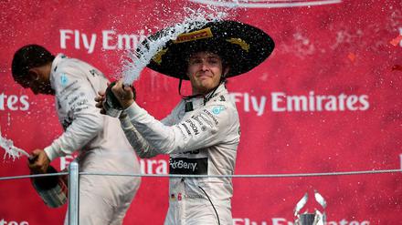 Am Drücker. Rosberg verteilt, Hamilton duckt sich weg.