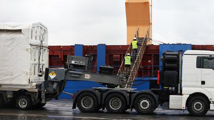 Ein Mitglied der französischen Behörde für nukleare Sicherheit (Autorite de Surete Nucleaire, ASN) und ein Mitarbeiter von Areva im französischen Hafen Cherbourg-Octeville.