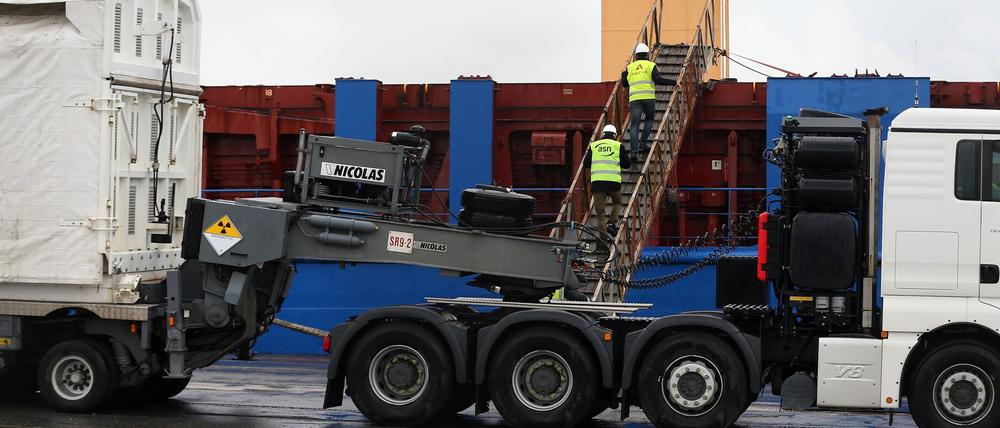 Ein Mitglied der französischen Behörde für nukleare Sicherheit (Autorite de Surete Nucleaire, ASN) und ein Mitarbeiter von Areva im französischen Hafen Cherbourg-Octeville.
