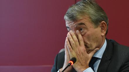 Wolfgang Niersbach, Präsident des Deutschen Fußball-Bundes (DFB), blickt am 22.10.2015 während einer Pressekonferenz in der DFB-Zentrale in Frankfurt am Main (Hessen) in die Runde. 