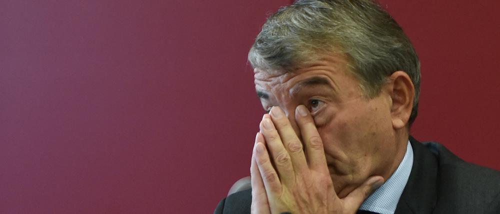 Wolfgang Niersbach, Präsident des Deutschen Fußball-Bundes (DFB), blickt am 22.10.2015 während einer Pressekonferenz in der DFB-Zentrale in Frankfurt am Main (Hessen) in die Runde.