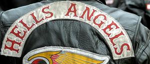 Ein Totenkopf mit Flügeln ist das Symbol der Motorradgang Hells Angels.