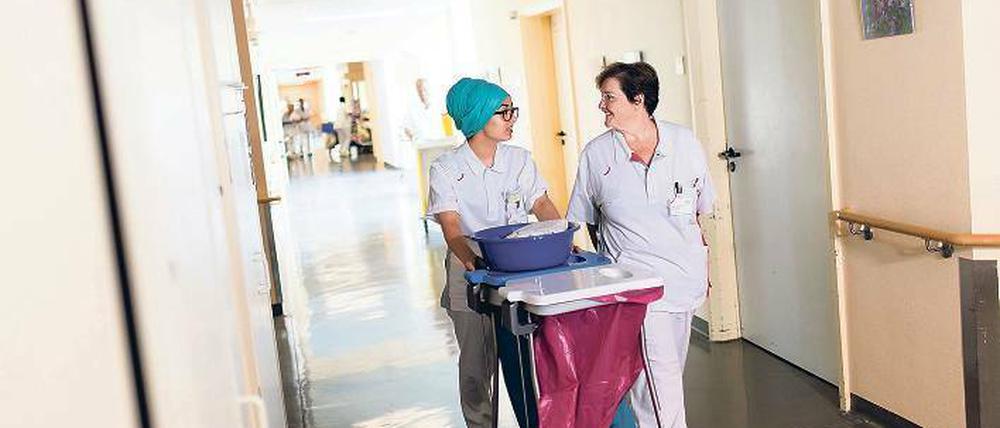 Erste Schritte. Asylbewerber und Geduldete müssen drei Monate warten, bevor sie eine Arbeit aufnehmen können.