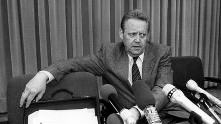 Der historische Moment: Auf der Pressekonferenz nach der Sitzung des Politbüros gibt SED-Funktionär Günter Schabowski am 9. November 1989 die Öffnung der innerdeutschen Grenze bekannt. 