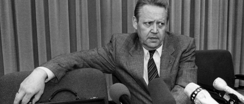 Der historische Moment: Auf der Pressekonferenz nach der Sitzung des Politbüros gibt SED-Funktionär Günter Schabowski am 9. November 1989 die Öffnung der innerdeutschen Grenze bekannt.
