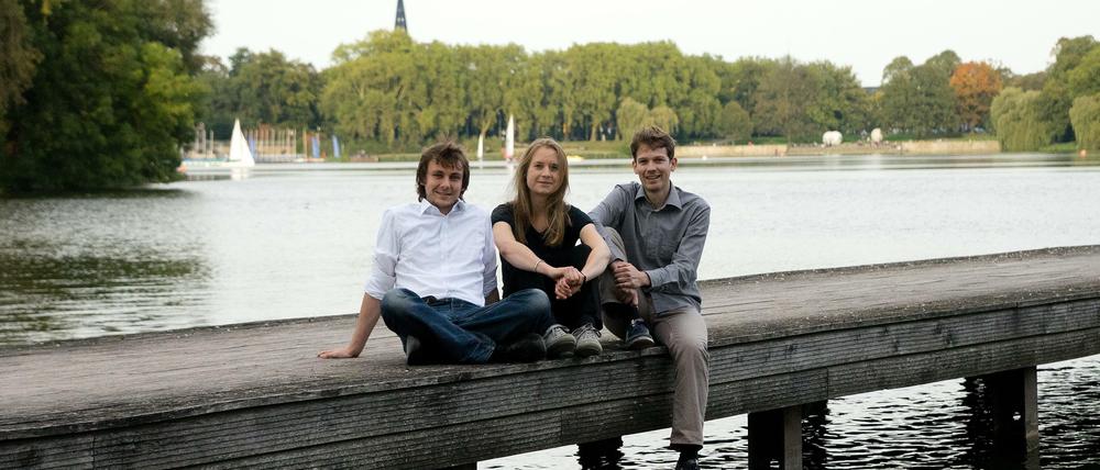 Die Gründer von Perspective Daily am Aasee in Münster: Bernhard Eickenberg, Maren Urner und Han Langeslag (v.l.n.r.) 