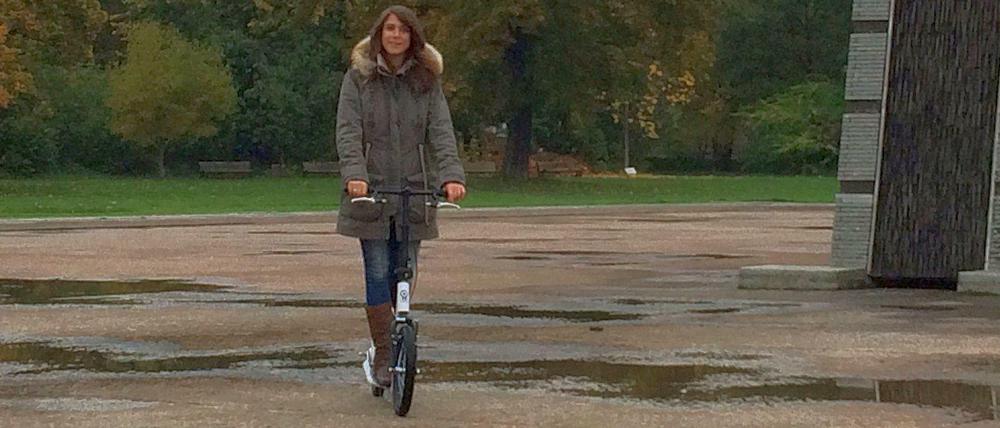 Pfützenparcours am Mauerbrunnen: Die ersten Runden mit dem "Smart Ped" zeigen, dass die Handhabung des elektrischen Tretrollers kinderleicht ist.