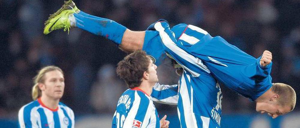 Hoher Flug, später Absturz. Woronin, Cufre, Simunic und Ebert (v.l.) jubeln im Februar 2009 über ein 2:1 gegen Bayern und die Tabellenführung. Am Ende wird Hertha nur Vierter.