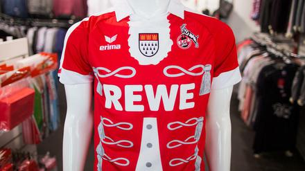Schlechter Scherz? So sieht das diesjährige Karnevalstrikot der Kölner aus. Die FC-Fans hassen es.