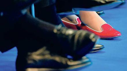 Mehr rote Schuhe! Wenn Unternehmen ernsthaft den Anteil von Frauen in Führungspositionen erhöhen möchten, sollten sie in ihren Stellenanzeigen nach „kommunalen Eigenschaften“ fragen.