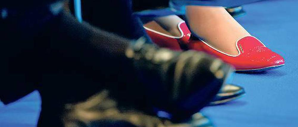 Mehr rote Schuhe! Wenn Unternehmen ernsthaft den Anteil von Frauen in Führungspositionen erhöhen möchten, sollten sie in ihren Stellenanzeigen nach „kommunalen Eigenschaften“ fragen.