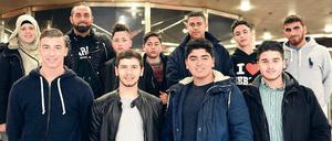 Selbstversuch. Wer sind diese jungen Leute? Sind sie „Ausländer“? „Türken und Araber“? „Jugendliche aus Einwandererfamilien“, „Mitglieder einer Streetgang“, „geduldete Asylsuchende“? Oder gehören sie zur Essener Initiative „Engagierte Jungs", nominiert für den Ehrenamtspreis „Essens Beste“? Alles trifft zu, aber jede der Bezeichnungen wirft ein anderes Licht auf die Gruppe. 