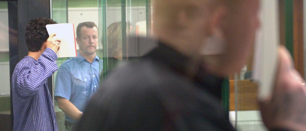 Angeklagt. Zwei junge Männer stehen wegen des Mordes an der schwangeren Maria P. vor Gericht.