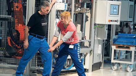 Länger fit am Arbeitsplatz. Der Autobauer BMW hat eine speziell für ältere Arbeitnehmer optimierte Fertigung für Achsgetriebe in Dingolfing entwickelt. Zum Team gehören daher auch Physiotherapeuten für Entspannungsübungen.