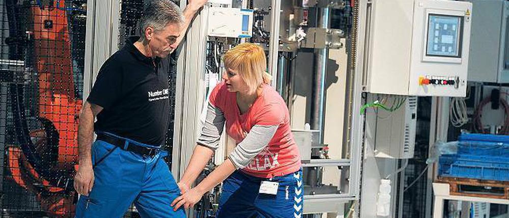Länger fit am Arbeitsplatz. Der Autobauer BMW hat eine speziell für ältere Arbeitnehmer optimierte Fertigung für Achsgetriebe in Dingolfing entwickelt. Zum Team gehören daher auch Physiotherapeuten für Entspannungsübungen. 