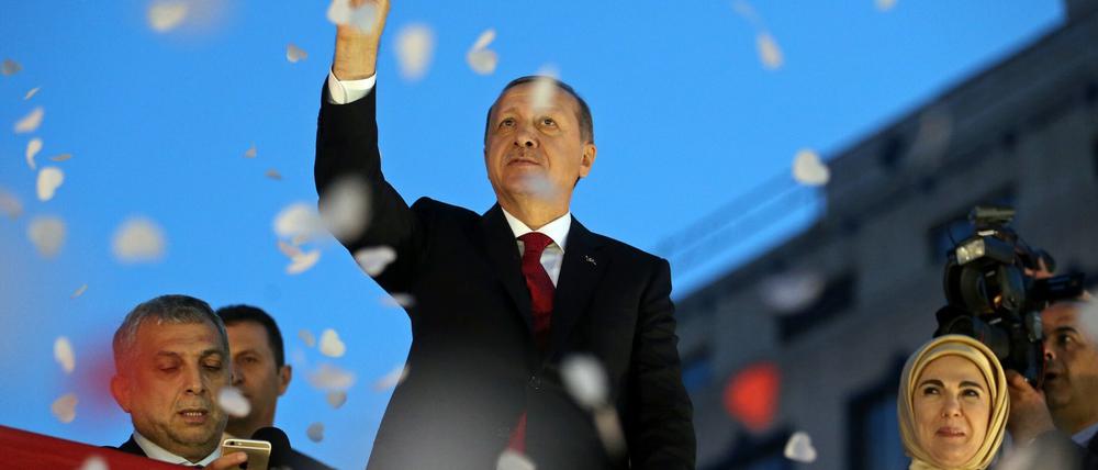 Für den türkischen Präsidenten Recep Tayyip Erdogan (MItte) war die Parlamentswahl ein Triumph.