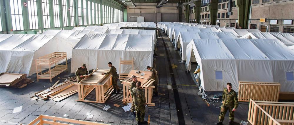 Friedensdienst. Hier bauen Bundeswehrsoldaten Unterkünfte für Flüchtlinge in Hangar 1 am alten Airport Tempelhof auf. Jetzt wird eine weitere Halle eingerichtet, Hangar 3.