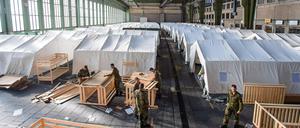 Friedensdienst. Hier bauen Bundeswehrsoldaten Unterkünfte für Flüchtlinge in Hangar 1 am alten Airport Tempelhof auf. Jetzt wird eine weitere Halle eingerichtet, Hangar 3.