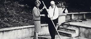 Paar am Pool. Friedrich Dürrenmatt und seine erste Ehefrau Lotti im Garten ihres Hauses in Neuchâtel. 
